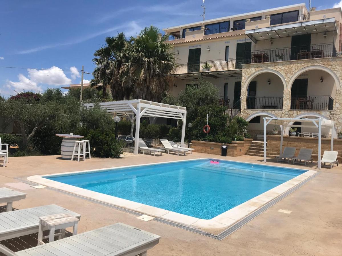 Villa Ceni - Appartamenti Con Camere, Cucina, Wc E Terrazza Sul Mare In Villa Con Piscina, Giardino E Parcheggio Marinella di Selinunte Luaran gambar