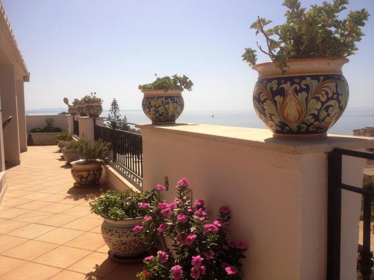 Villa Ceni - Appartamenti Con Camere, Cucina, Wc E Terrazza Sul Mare In Villa Con Piscina, Giardino E Parcheggio Marinella di Selinunte Luaran gambar