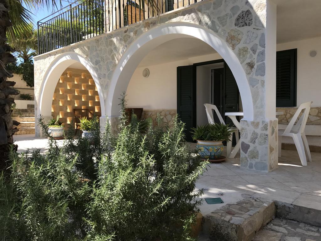 Villa Ceni - Appartamenti Con Camere, Cucina, Wc E Terrazza Sul Mare In Villa Con Piscina, Giardino E Parcheggio Marinella di Selinunte Luaran gambar