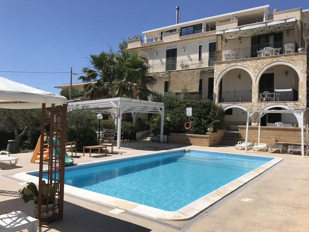 Villa Ceni - Appartamenti Con Camere, Cucina, Wc E Terrazza Sul Mare In Villa Con Piscina, Giardino E Parcheggio Marinella di Selinunte Luaran gambar