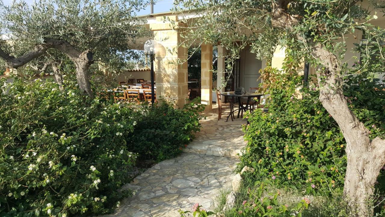 Villa Ceni - Appartamenti Con Camere, Cucina, Wc E Terrazza Sul Mare In Villa Con Piscina, Giardino E Parcheggio Marinella di Selinunte Luaran gambar